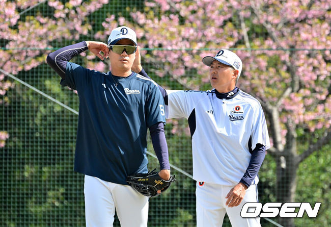 [OSEN=미야자키(일본), 지형준 기자] 두산 베어스가 25일 일본 미야자키 산마린 스타디움에서 일본프로야구 세이부 라이온스와의 구춘대회 첫 경기를 가졌다.이날 두산은 세이부에 3-6으로 패했다. 경기에 앞서 두산 김원형 감독이 이영하에게 조언을 하고 있다. 2026.02.25 /jpnews@osen.co.kr