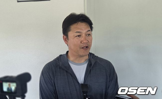 [OSEN=오키나와, 한용섭 기자] 일본 WBC 대표팀의 가네코 마코토 수석코치가 26일 일본 오키나와현 가데나구장을 찾아 한국 WBC 대표팀과 삼성 라이온즈의 연습경기를 면밀히 지켜봤다. 한국 취재진과 인터뷰를 하고 있다. /orange@osen.co.kr