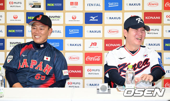 [OSEN=도쿄(일본), 조은정 기자]14일 일본 도쿄돔에서 월드베이스볼클래식(WBC) 대비 한일 평가전을 앞두고 공식 기자회견이 열렸다.한국 대표팀은 14일일 훈련을 하고 15일과 16일 일본과 두 차례 평가전을 치른다.일본 이바타 히로카즈 감독, 한국 류지현 감독이 인터뷰 중 질문을 듣고 미소짓고 있다. 2025.11.14 /cej@osen.co.kr