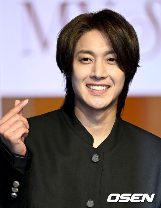 [OSEN=김성락 기자] 27일 오후 서울 강남구 일지아트홀에서 가수 김현중의 세 번째 정규 앨범 ‘MY SUN‘ 발매 기념 쇼케이스가 열렸다. 이번 앨범 ‘MY SUN’은 세계 최초로 달에 도착해 달의 뒷면을 마주한 최초의 인간인 마이클 콜린스의 생을 모티브로 그가 지구에 귀환해 느꼈을 소중한 것들에 관한 이야기를 김현중의 통찰과 상상력을 더해 담아냈다.가수 김현중이 포토타임을 갖고 있다. 2023.02.27 /ksl0919@osen.co.kr