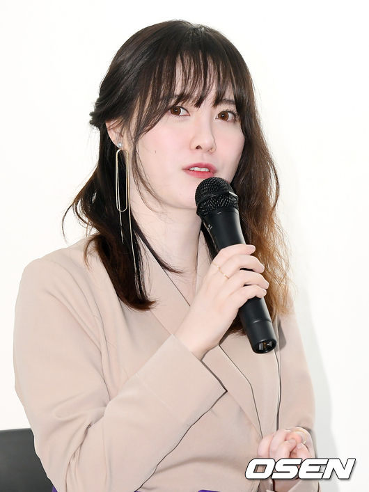 [OSEN=조은정 기자] 18일 오후 서울 마포구 진산갤러리에서 구혜선 초대전 ‘항해-다시 또 다시’ 기자간담회가 열렸다.배우 구혜선이 취재진의 질문에 답변을 하고 있다. /cej@osen.co.kr