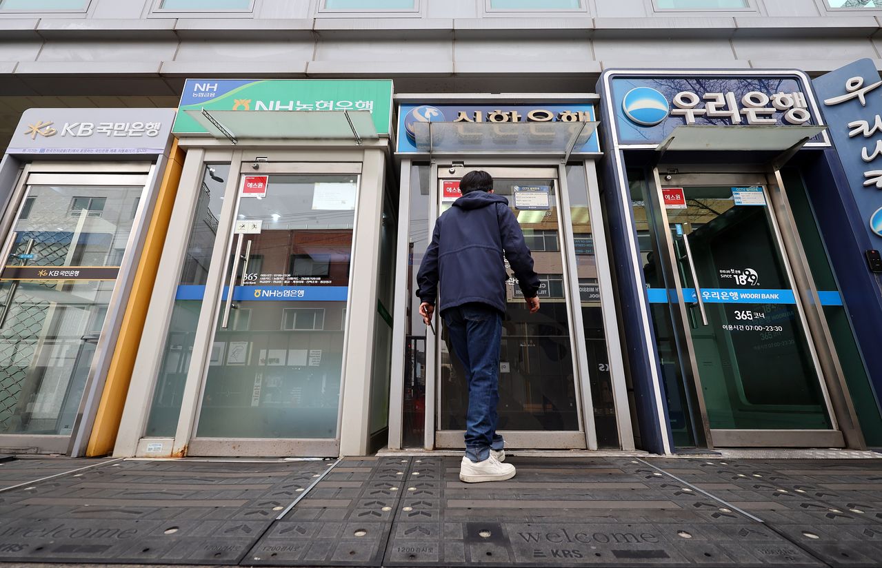 22일 서울 시내 은행 ATM기 앞으로 시민들이 지나가고 있다. 뉴스1