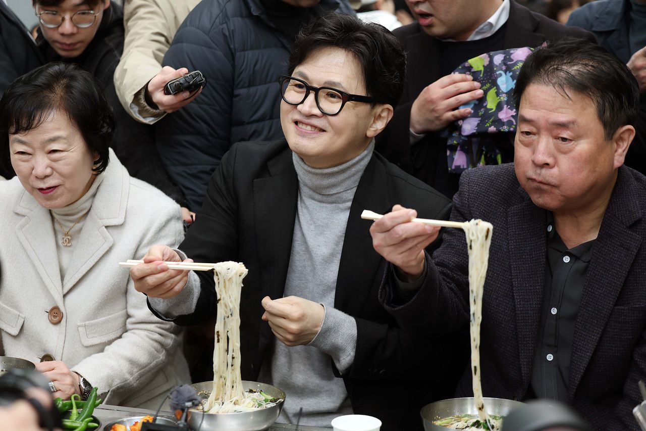 한동훈 전 국민의힘 대표가 27일 오후 대구 중구 서문시장 국수골목을 찾아 점심으로 국수를 먹고 있다. 뉴스1