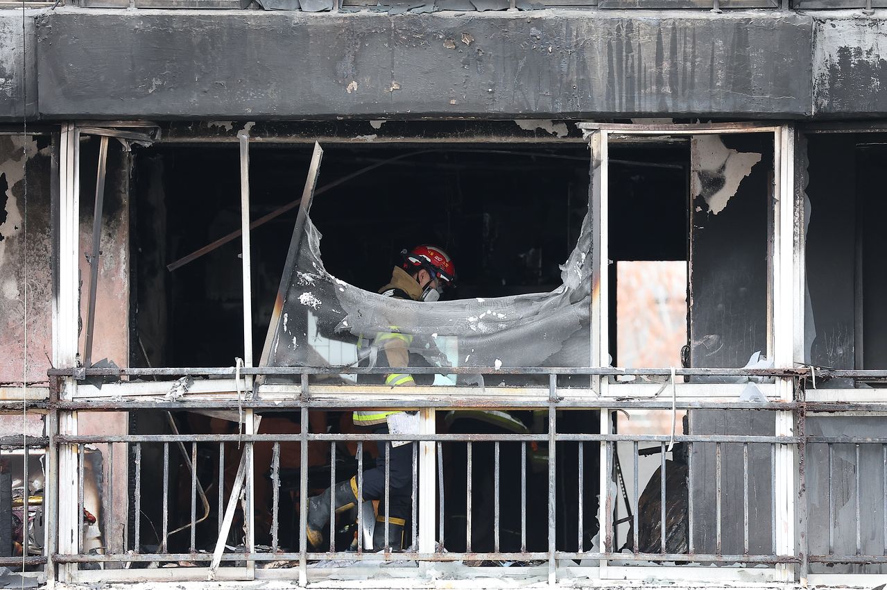 24일 오전 6시 18분쯤 서울 강남구 대치동 은마아파트에서 발생한 화재로 1명이 숨지고 같은 집에 있던 2명이 얼굴에 화상을 입고 연기를 마시는 등 부상을 입고 구조됐다. 아파트 주민 70여명은 스스로 대피했다. 이날 화재가 발생한 아파트에서 경찰, 소방 관계자들이 화재 원인 조사를 위한 합동 감식을 하고 있다. 연합뉴스