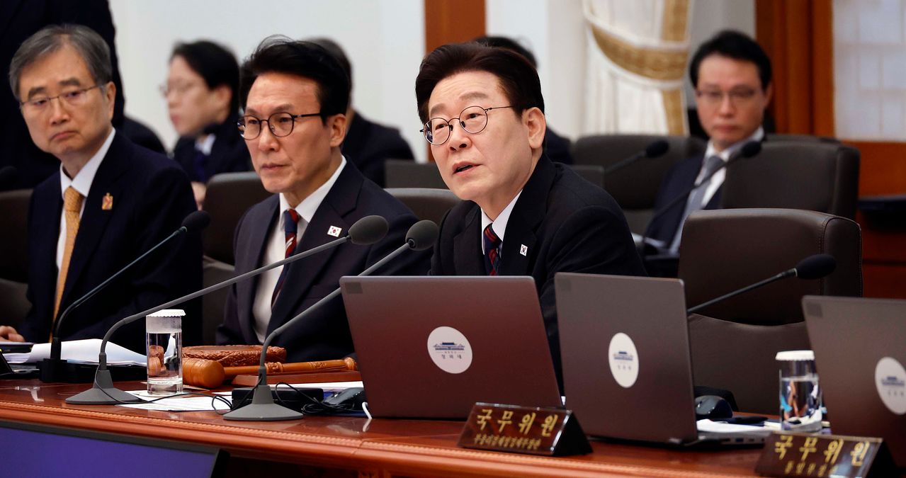 이재명 대통령이 지난 24일 청와대에서 열린 제6회 국무회의에서 모두발언을 하고 있다. 청와대사진기자단