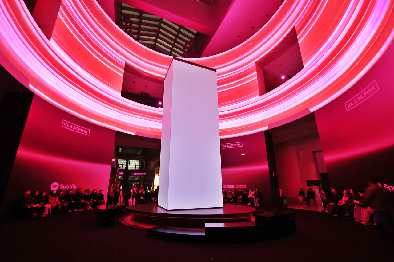 26일 오후 서울 용산구 국립중앙박물관에서 열린 블랙핑크 새 미니앨범 '데드라인'(DEADLINE) 사전 청음 행사에서 팬들이 신곡을 들어보고 있다. 디지털 광개토대왕릉비 위로 블랙핑크 신보 음원에 어울리는 미디어아트 조명이 공간을 채우고 있다. [사진 연합뉴스]