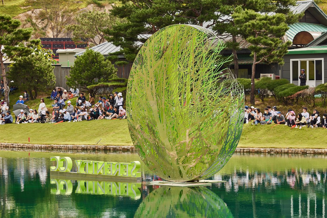 호수 위에 떠 있는 조각가 김치규의 작품 '만월(滿月)'. 얇은 철판을 나뭇가지 형상으로 도려낸 원형 구조물은 보름달을 닮았고, 물 위에 비친 반영과 함께 또 하나의 달을 만들어낸다. 자연과 예술이 하나로 이어진다는 의미를 담았다. KLPGA 대회가 열리는 동안에도 갤러리의 시선을 붙잡는 이 골프장의 상징이다. 사진 세레니티 골프장