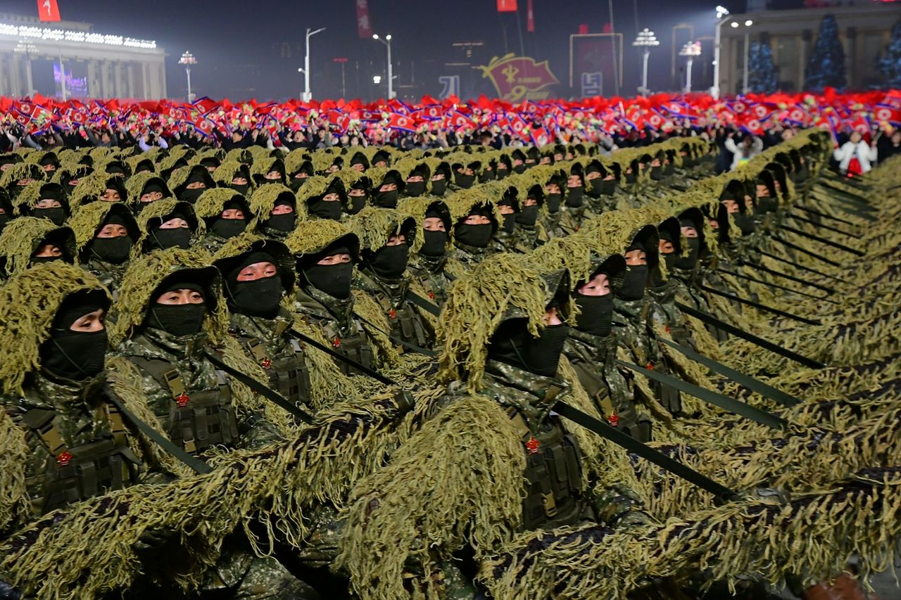 북한이 25일 제9차 노동당대회 폐막을 기념하는 열병식을 평양 김일성광장에서 개최했다고 노동신문이 26일 보도했다. 이날 열병식에는 북한군 50여 개의 도보종대가 참가했다. [노동신문=뉴스1]