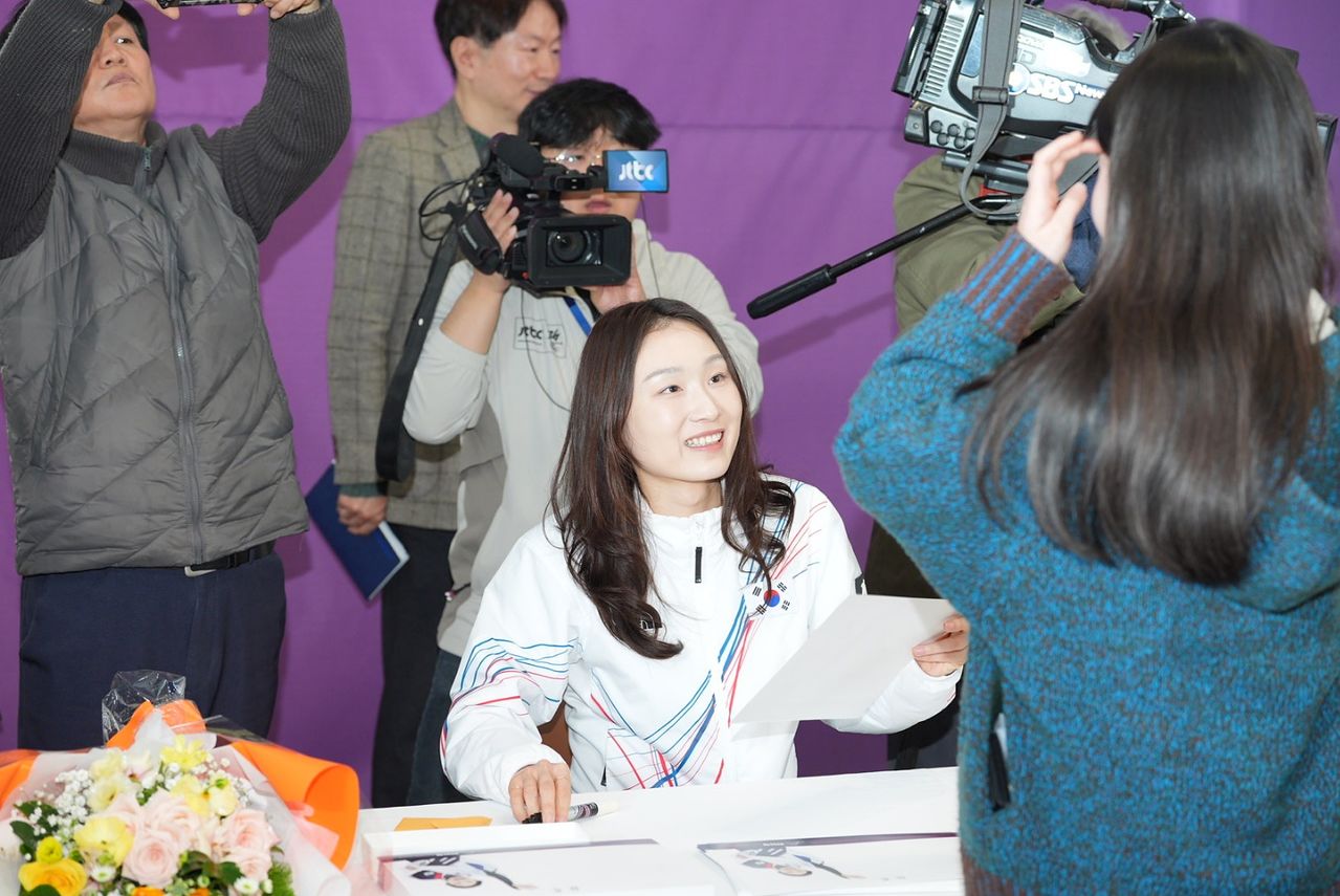 27일 오전 경기 성남시청에서 열린 성남시청 빙상팀 팬사인회에서 사인을 하는 최민정 선수. 성남시