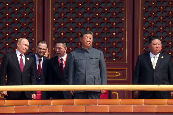 지난해 9월 3일 중국 천안문 망루에 '북ㆍ중ㆍ러' 3국 정상이 나란히 섰다. 왼쪽부터 블라디미르 푸틴 러시아 대통령, 시진핑 중국 국가주석, 김정은 북한 국무위원장. 노동신문, 뉴스1