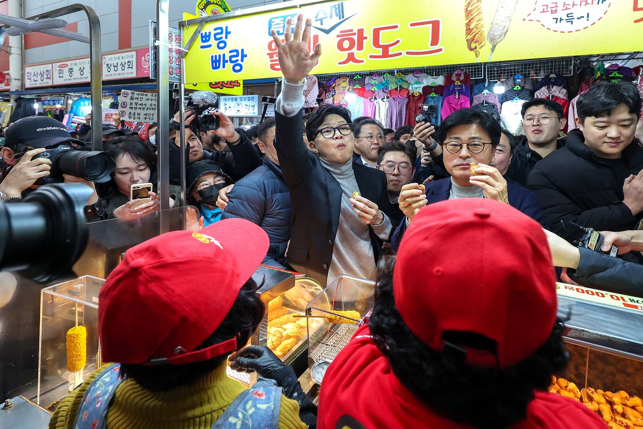 한동훈 전 국민의힘 대표가 27일 오후 대구 중구 서문시장을 찾아 붕어빵을 맛보고 있다. 뉴스1