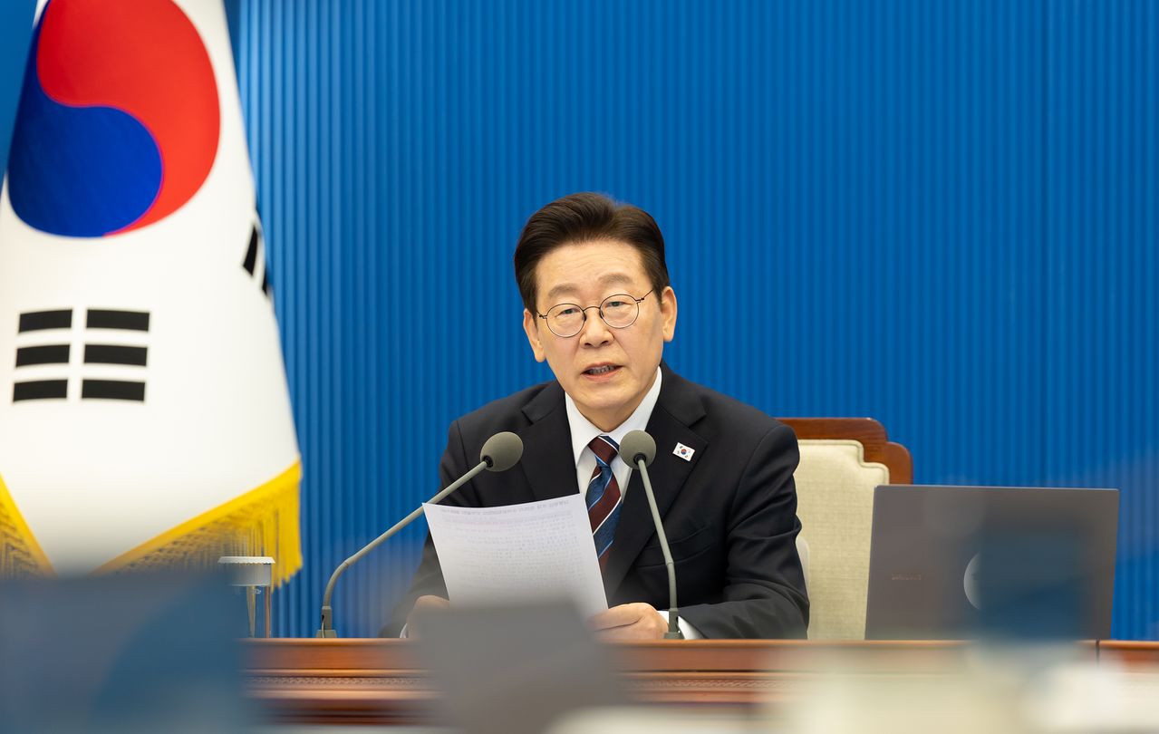 이재명 대통령이 26일 청와대 여민관에서 열린 수석보좌관 회의에서 모두발언을 하고 있다. 사진 청와대