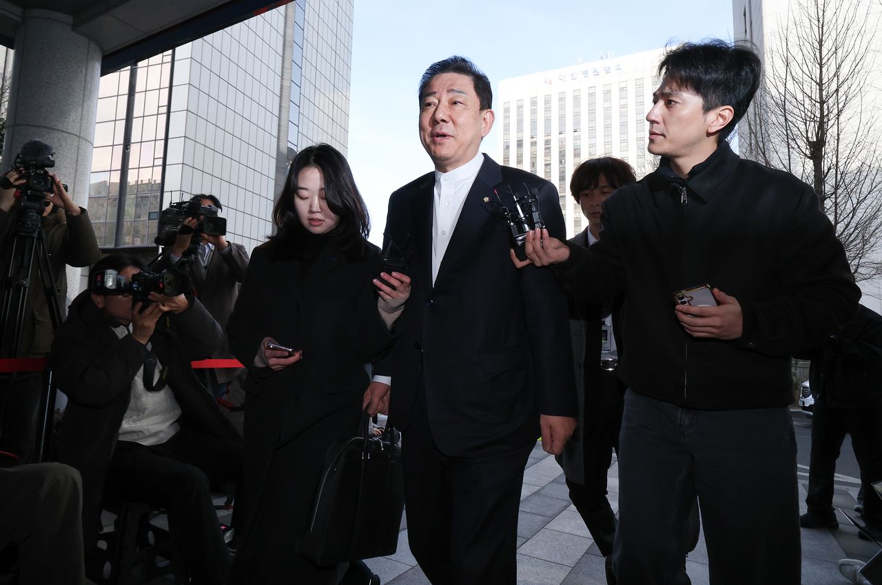  김병기 무소속 의원이 27일 오전 공천헌금 수수 등 13개 의혹과 관련해 조사를 받기 위해  서울경찰청 공공범죄수사대가 있는 광역수사단 마포청사에 출석하고 있다. 뉴스1