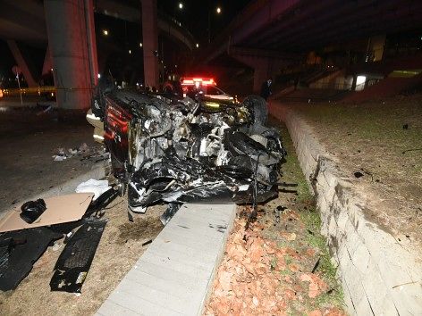  지난 25일 오후 8시 44분쯤 반포대교에서 주행하던 포르쉐 차량이 강변북로를 주행 중이던 벤츠 차량 위로 떨어진 뒤 잠수교까지 추락해 운전자를 포함한 2명이 다치고 차량 4대가 파손되는 사고가 발생했다. 사진 용산소방서=뉴스1