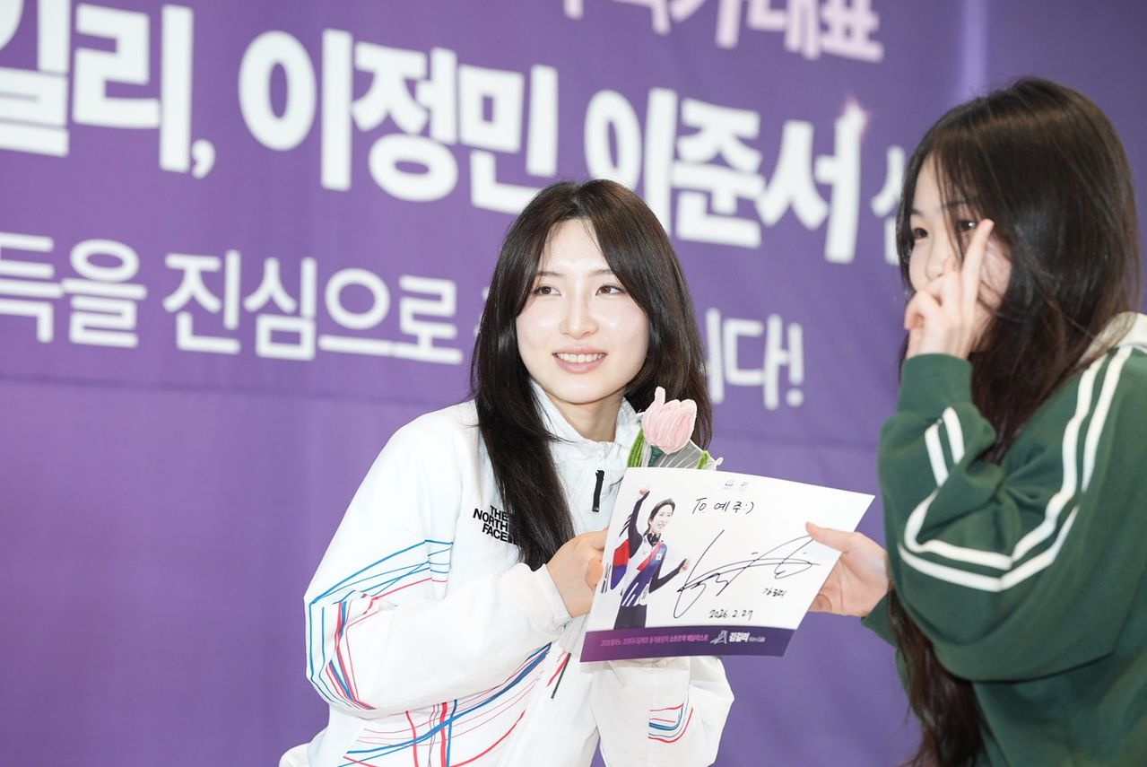 27일 오전 경기 성남시청에서 열린 성남시청 빙상팀 팬사인회에서 팬과 사진을 찍고 있는 김길리 선수. 성남시