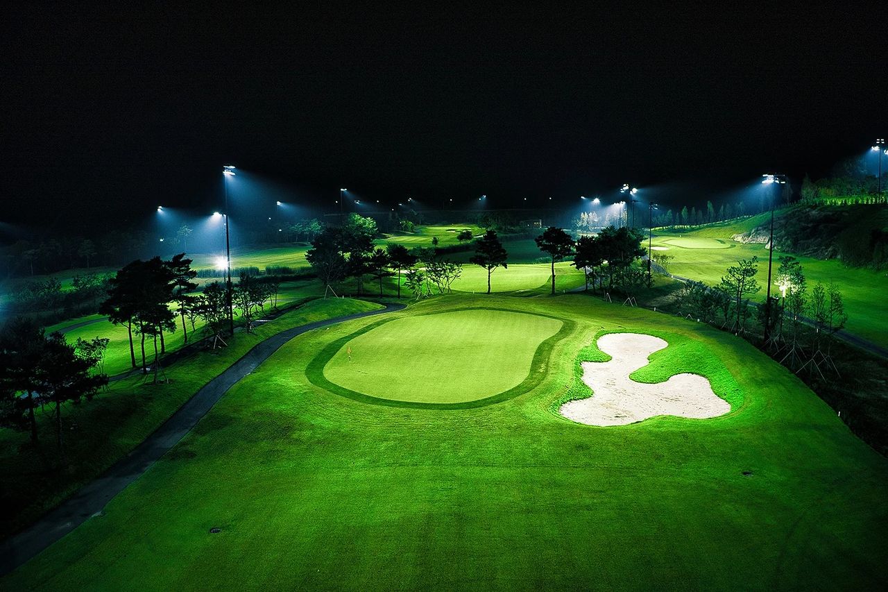 야간 조명 아래 선명하게 드러나는 김천 포도CC의 그린과 벙커. 사진 김천 포도CC