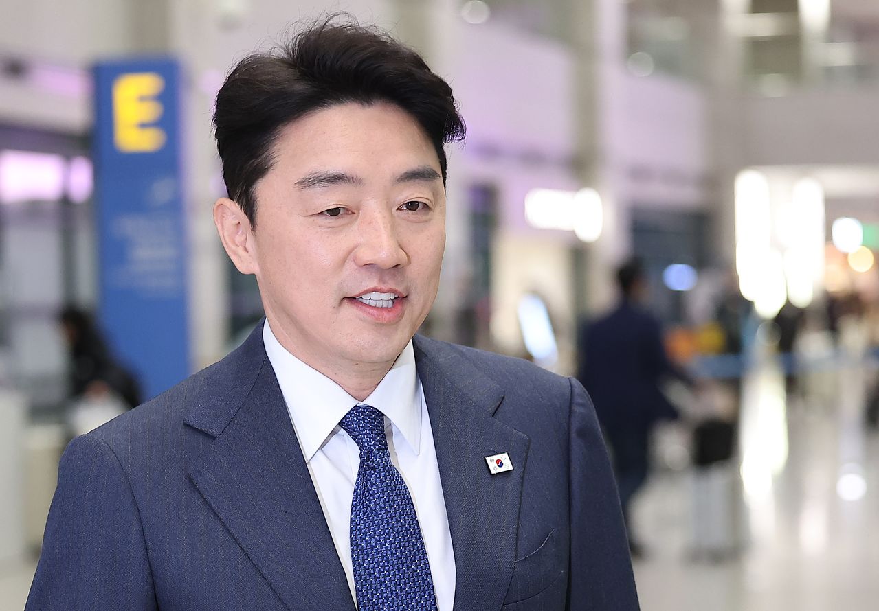 이재명 대통령의 전략경제협력 특사 자격으로 아랍에미리트(UAE)를 방문한 강훈식 대통령 비서실장이 지난 26일 인천국제공항 1터미널을 통해 귀국하고 있다. 연합뉴스