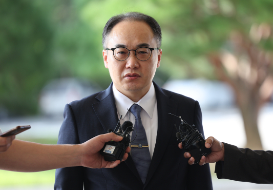 지난 2024년 9월 이원석 당시 검찰총장이 서울 서초구 대검찰청으로 출근하며 취재진의 질문에 답하는 모습. 연합뉴스