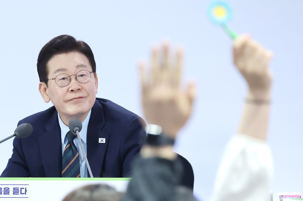 이재명 대통령이 27일 전북 전주시 전북대학교에서 열린 '전북의 마음을 듣다' 타운홀미팅 간담회에서 발언권을 요청하는 참석자들을 바라보고 있다. 뉴스1