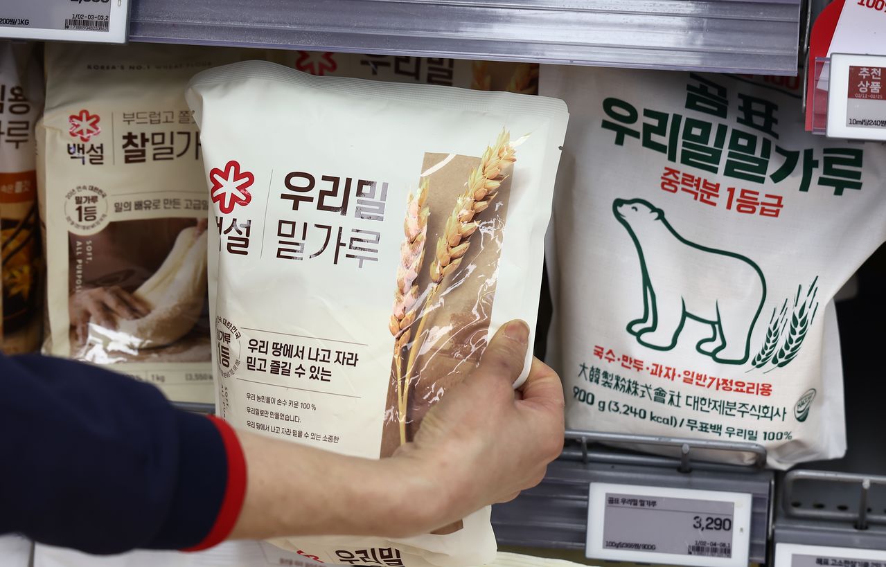 공정거래위원회가 국내 밀가루 시장의 88%를 점유한 대선제분, 대한제분, 사조동아원, 삼양사, 삼화제분, CJ제일제당, 한탑 등 7개 제분사의 '6년 담합' 혐의에 대한 제재 절차에 착수했다. 2006년 이후 20년 만에 재현된 제분업계 담합 사건으로, 관련 매출액만 5조 8000억원에 달해 최대 1조 2000억 원 규모의 과징금이 예고됐다. 사진은 서울 시내 마트에 놓인 밀가루. 뉴스1