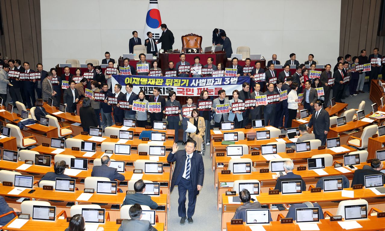 정청래 더불어민주당 대표가 27일 서울 여의도 국회에서 열린 제432회 국회(임시회) 제8차 본회의에서 재판소원제 도입을 골자로 하는 헌법재판소법 일부개정법률안(대안)에 대한 무제한토론 종결 투표를 하고 자리로 향하고 있다. 뉴스1