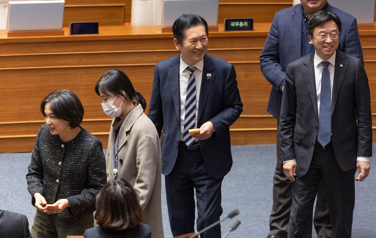 더불어민주당 정청래 대표가 26일 국회에서 열린 2월 임시국회 8차 본회의에서 전날 상정된 형법 개정안 수정안(법왜곡죄)에 대한 무제한 토론(필리버스터) 종결을 위한 투표를 하고 있다.연합뉴스 