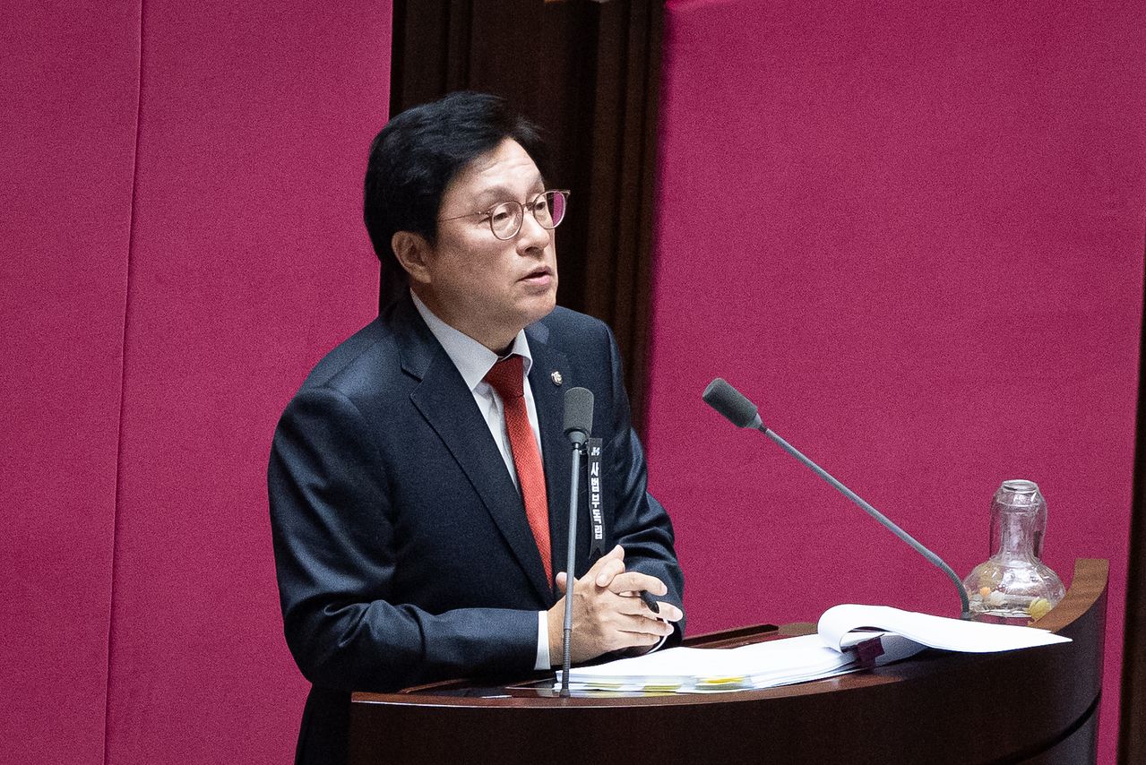 박형수 국민의힘 의원이 27일 서울 여의도 국회에서 열린 제432회 국회(임시회) 제8차 본회의에서 헌법재판소법 일부개정법률안(대안)에 대한 무제한토론(필리버스터)을 하고 있다. 뉴스1