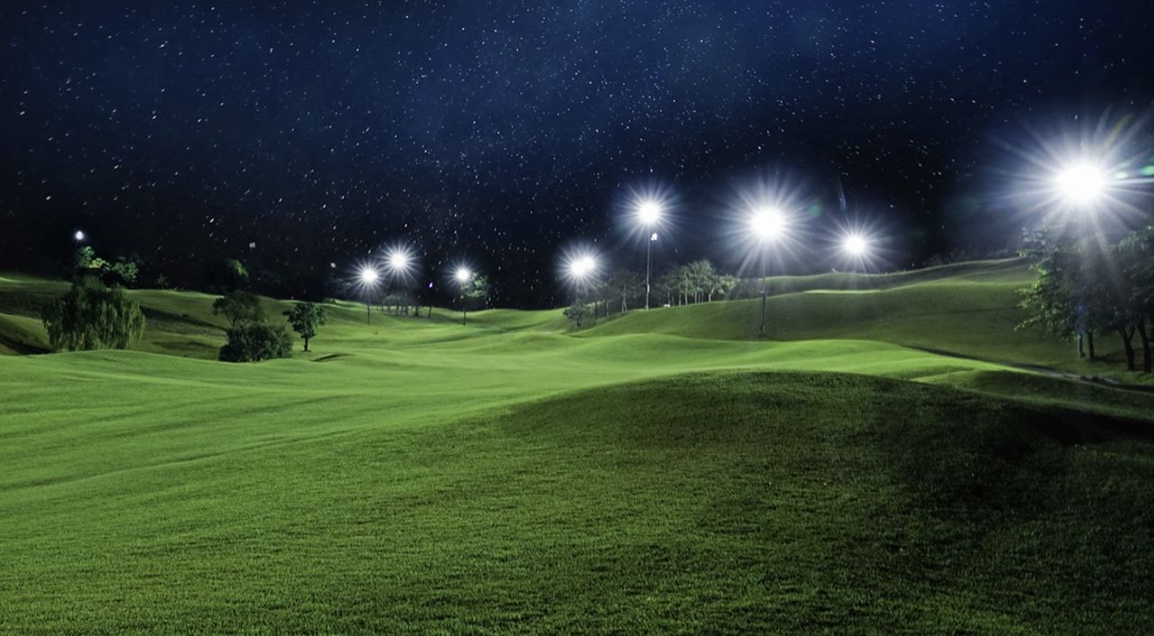 별이 쏟아지는 밤하늘 아래 조명으로 밝혀진 세레니티 청주의 완만한 페어웨이. 사진 세레니티 골프장