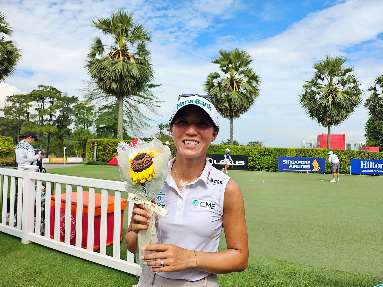 리디아 고가 26일 싱가포르 센토사 골프클럽에서 열린 LPGA 투어 HSBC 여자 월드 챔피언십 1라운드를 마치고 현지 갤러리가 건네준 꽃을 들며 활짝 웃고 있다. 고봉준 기자