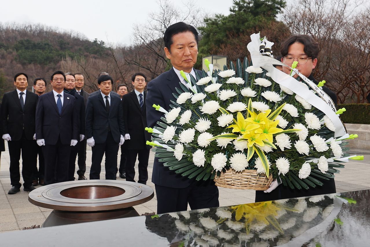 더불어민주당 정청래 대표가 27일 대구 달서구 2.28민주의거기념탑에 헌화하고 있다. 연합뉴스