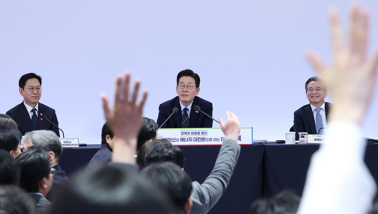 이재명 대통령이 27일 전북 전주시 전북대학교에서 열린 ’전북의 마음을 듣다’ 타운홀미팅 간담회에서 질문을 받고 있다. 청와대사진기자단