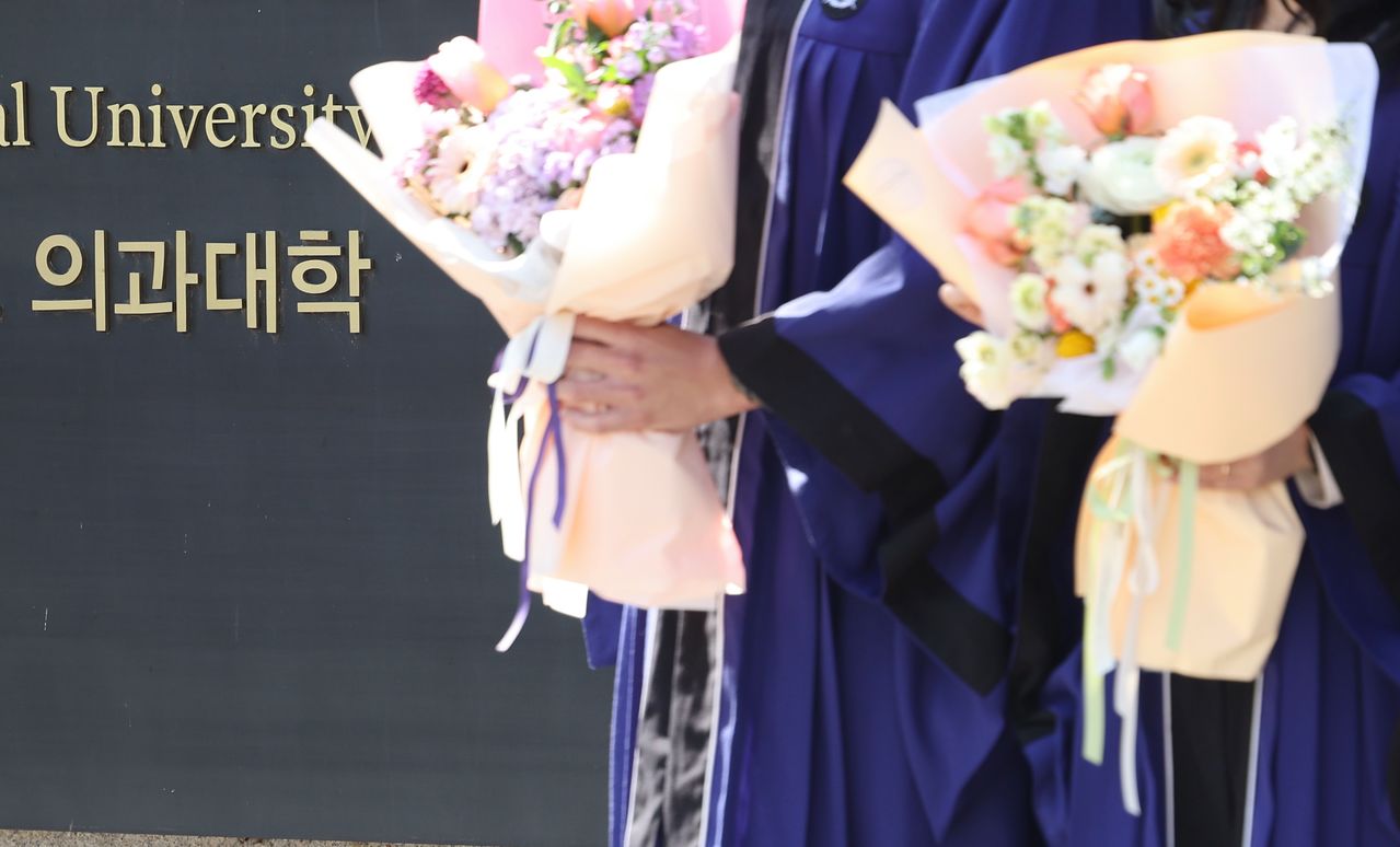 서울 한 의과대학 학위수여식장 앞에서 졸업생들이 기념촬영하고 있다. 뉴시스