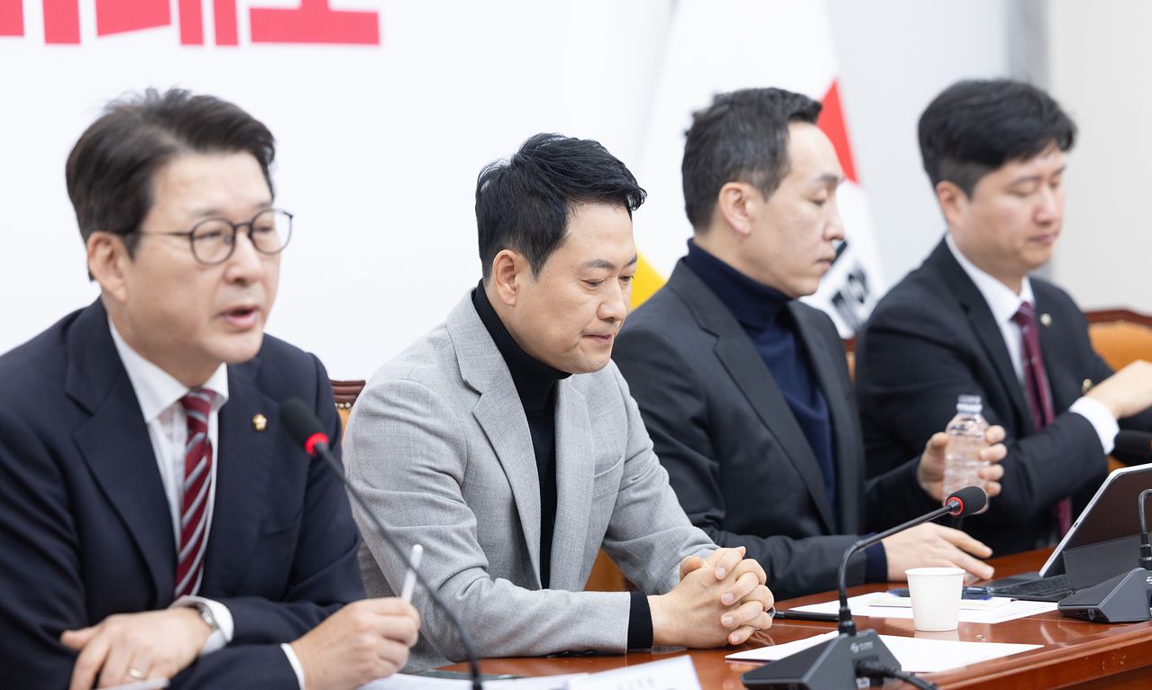 장동혁 국민의힘 대표가 26일 서울 여의도 국회에서 열린 최고위원회의에서 생각에 잠겨있다. 뉴스1