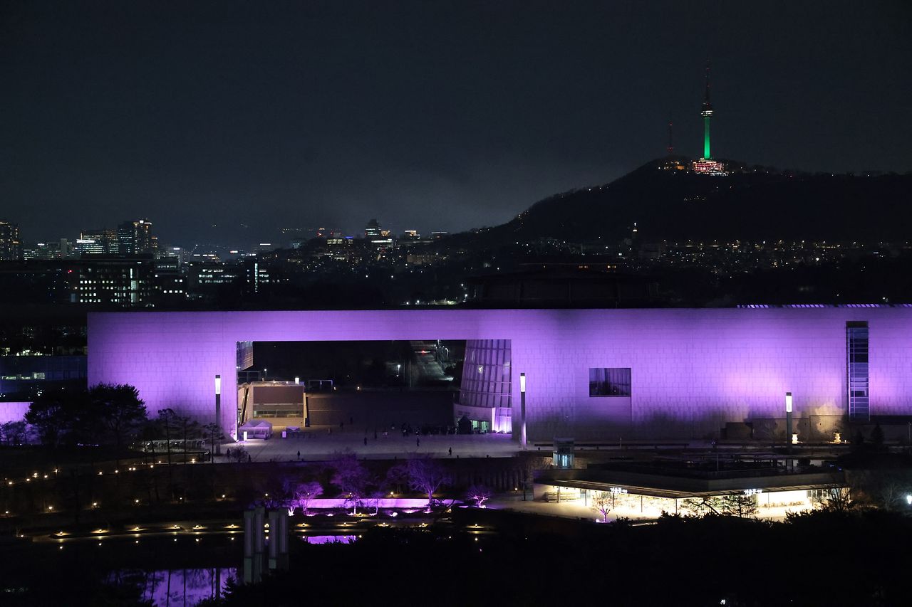 26일 오후 서울 용산구 국립중앙박물관 외벽이 글로벌 K-POP 그룹 블랙핑크(BLACKPINK)의 상징색인 핑크빛으로 물들어 있다.  블랙핑크는 컴백을 기념해 오는 27일부터 내달 8일까지 이곳에서 '국중박 X 블랙핑크' 프로젝트를 선보인다.뉴스1