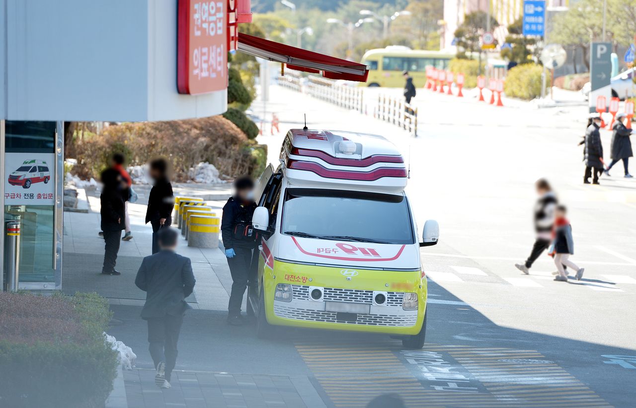 정부가 응급실 뺑뺑이 해소 대책으로 ‘응급환자 이송체계 혁신 시범사업’을 밝힌 지난 25일 대전광역시의 한 대학병원 권역응급의료센터 응급실 앞에 환자를 이송한 119구급차가 대기하고 있다. 김성태 객원기자