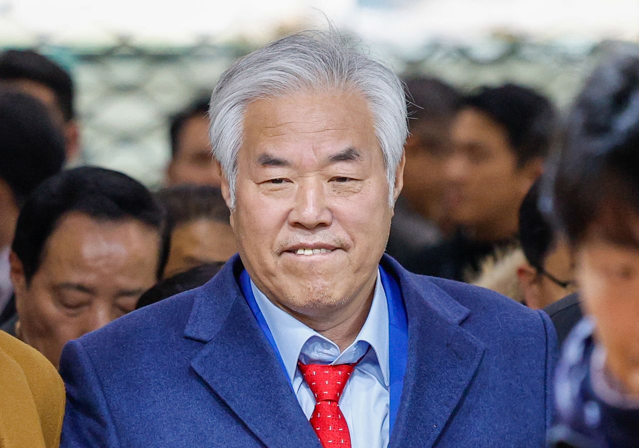 서울서부지법 난동 사태의 배후로 지목돼 구속된 전광훈 사랑제일교회 목사가 지난달 15일 서울 마포구 서부지방법원에서 구속적부심사를 마친 후 이동하고 있다. 뉴스1