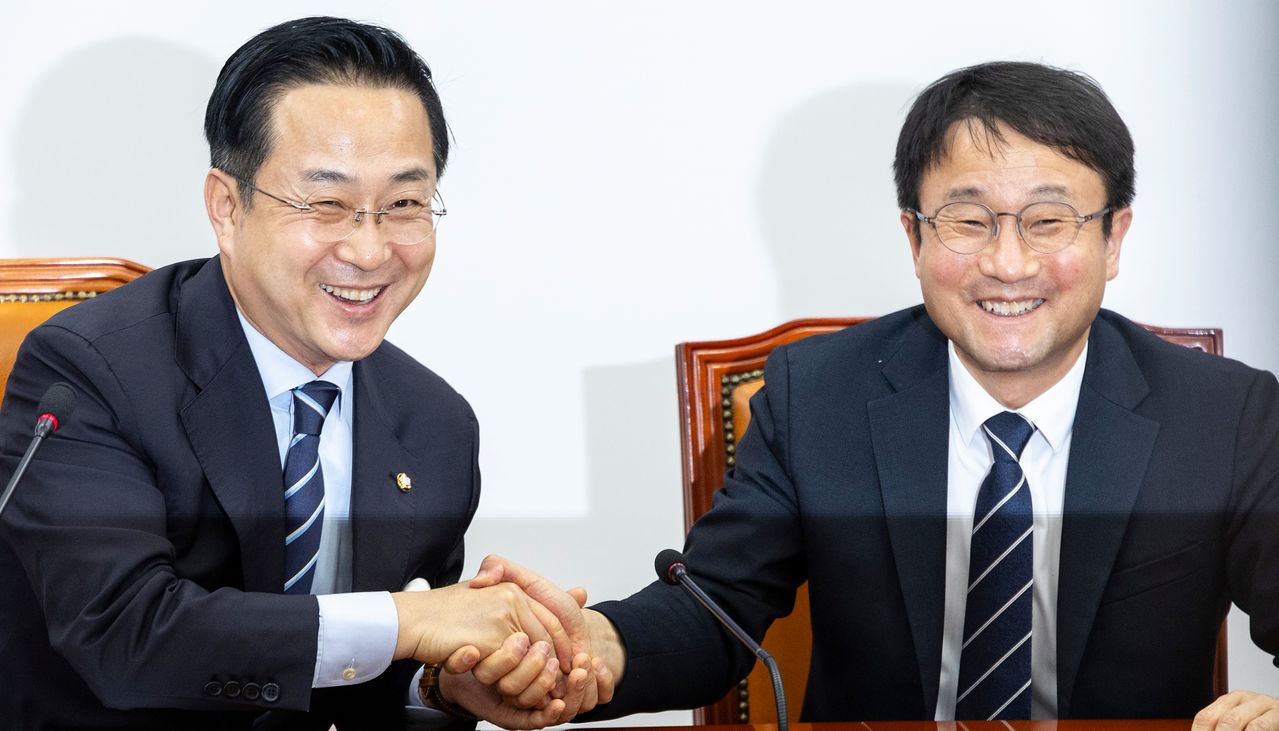 더불어민주당 윤석열 정권 조작 기소 진상규명 및 공소 취소를 위한 국정조사 추진위원회 위원장인 한병도 원내대표(오른쪽)와 부위원장을 맡은 박성준 의원이 27일 국회에서 열린 국조 추진위 1차 회의에서 악수하고 있다. 연합뉴스