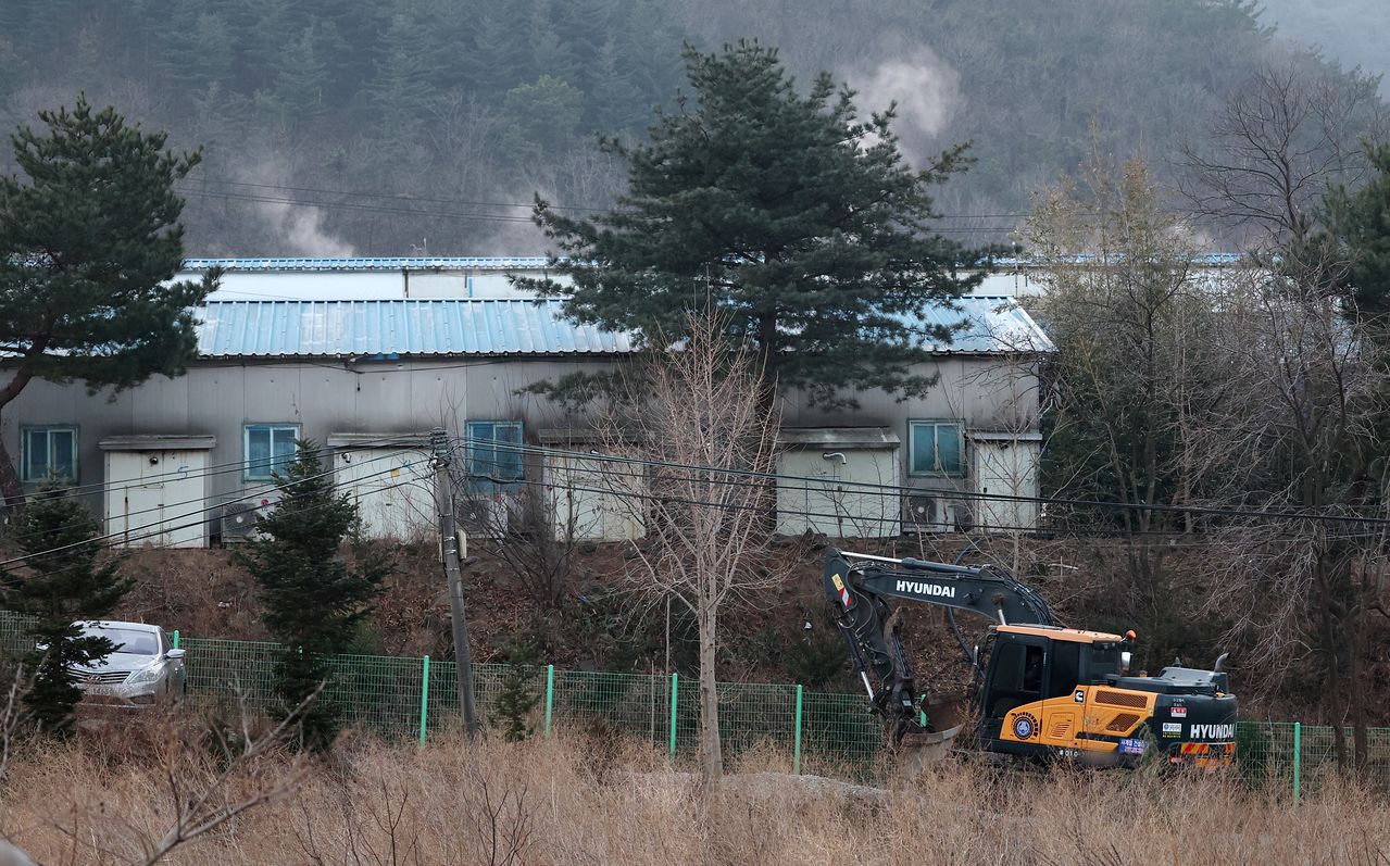 지난달 17일 아프리카 돼지열병(ASF) 발생이 확인된 강원 강릉시 한 양돈농가에서 살처분 작업 굴착기가 이동하고 있다. 연합뉴스