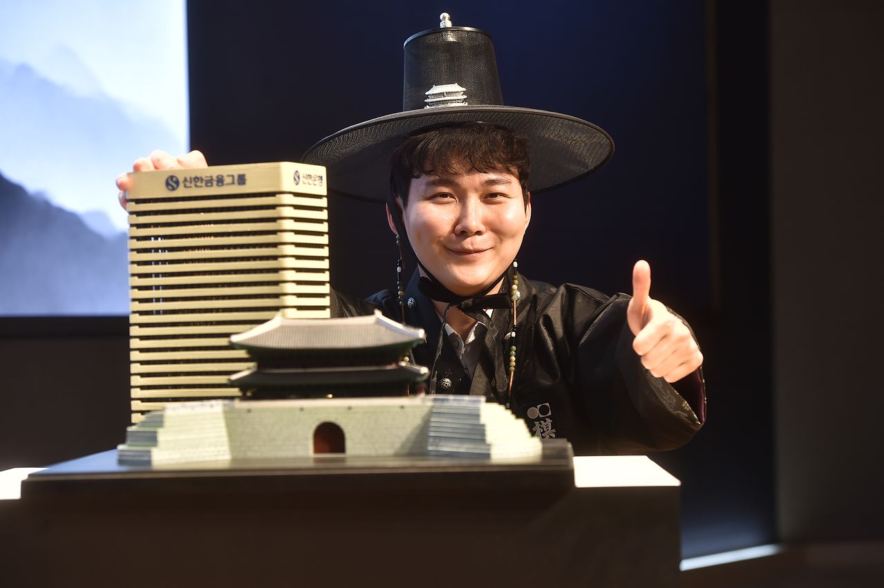 제1회 신한은행배 세계기선전에서 우승한 박정환 9단. 시상식에 두루마기를 입고 갓을 쓴 채 입장했다. 사진 한국기원