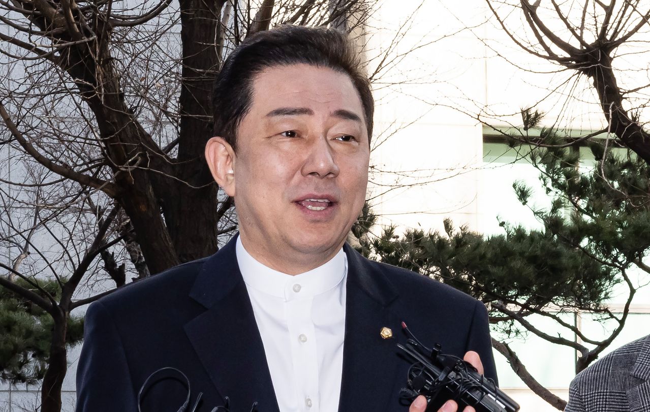 '공천헌금 수수' 등 비위 의혹이 제기된 김병기 무소속 의원(더불어민주당 전 원내대표)이 26일 오전 서울경찰청 공공범죄수사대로 피의자 조사를 받기위해 출석해 취재진 질문에 답하고 있다. 김 의원 본인에 대한 소환조사는 이번이 처음이다. 전민규 기자