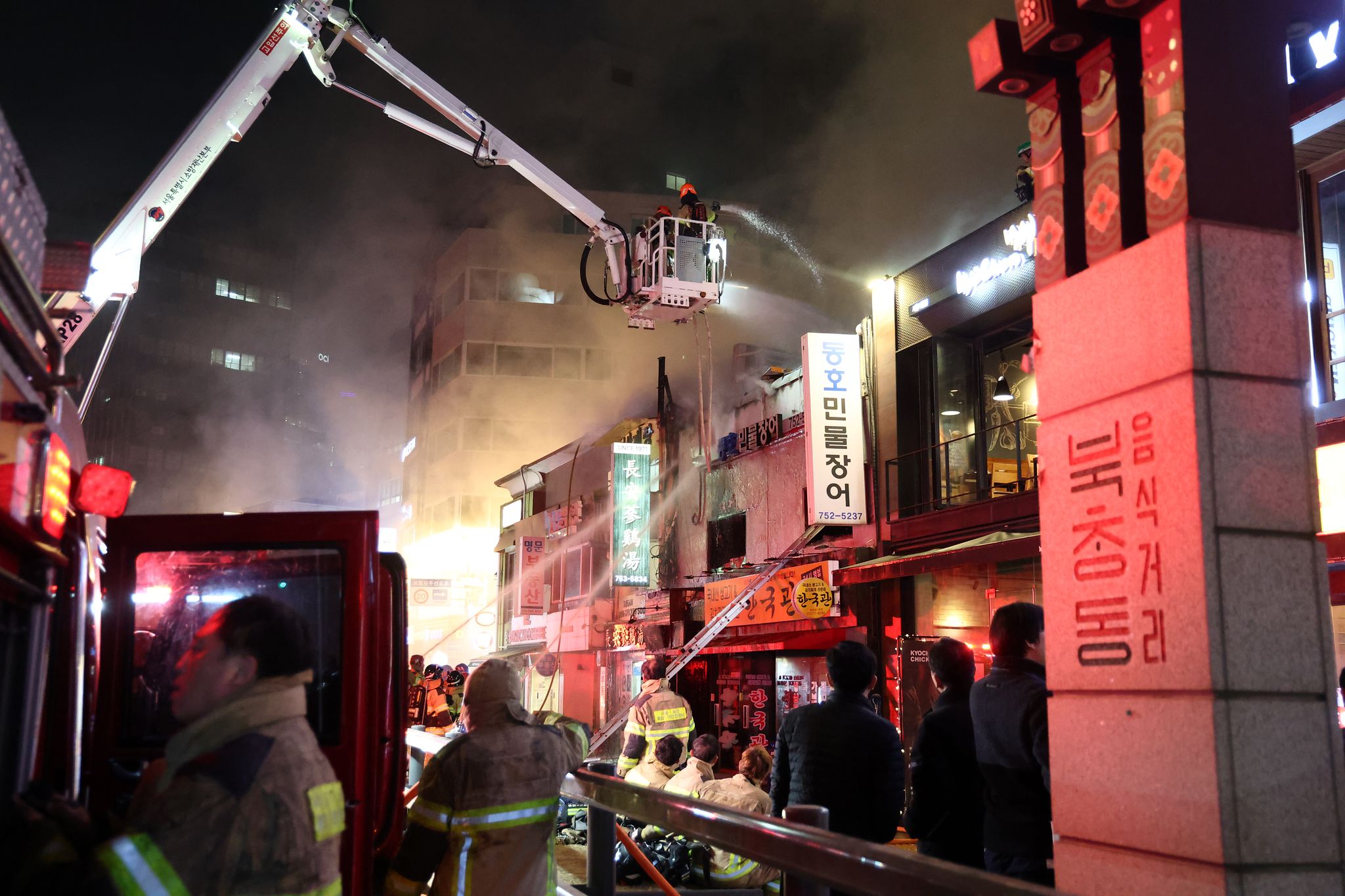 26일 서울 중구 북창동의 한 식당에서 불이 나 소방대원들이 화재를 진압하고 있다. 연합뉴스