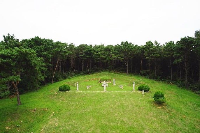 이규보는 전쟁 중 피란 수도 강화에서 사망해 인천광역시 강화군 길상면에 묘가 있다. [사진 국가유산청]