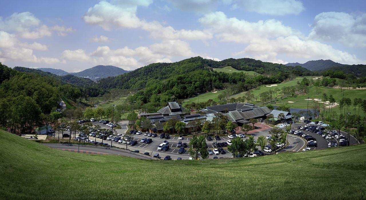 산줄기를 배경으로 클럽하우스와 코스가 한눈에 들어오는 세레니티 청주 전경. 사진 세레니티 골프장