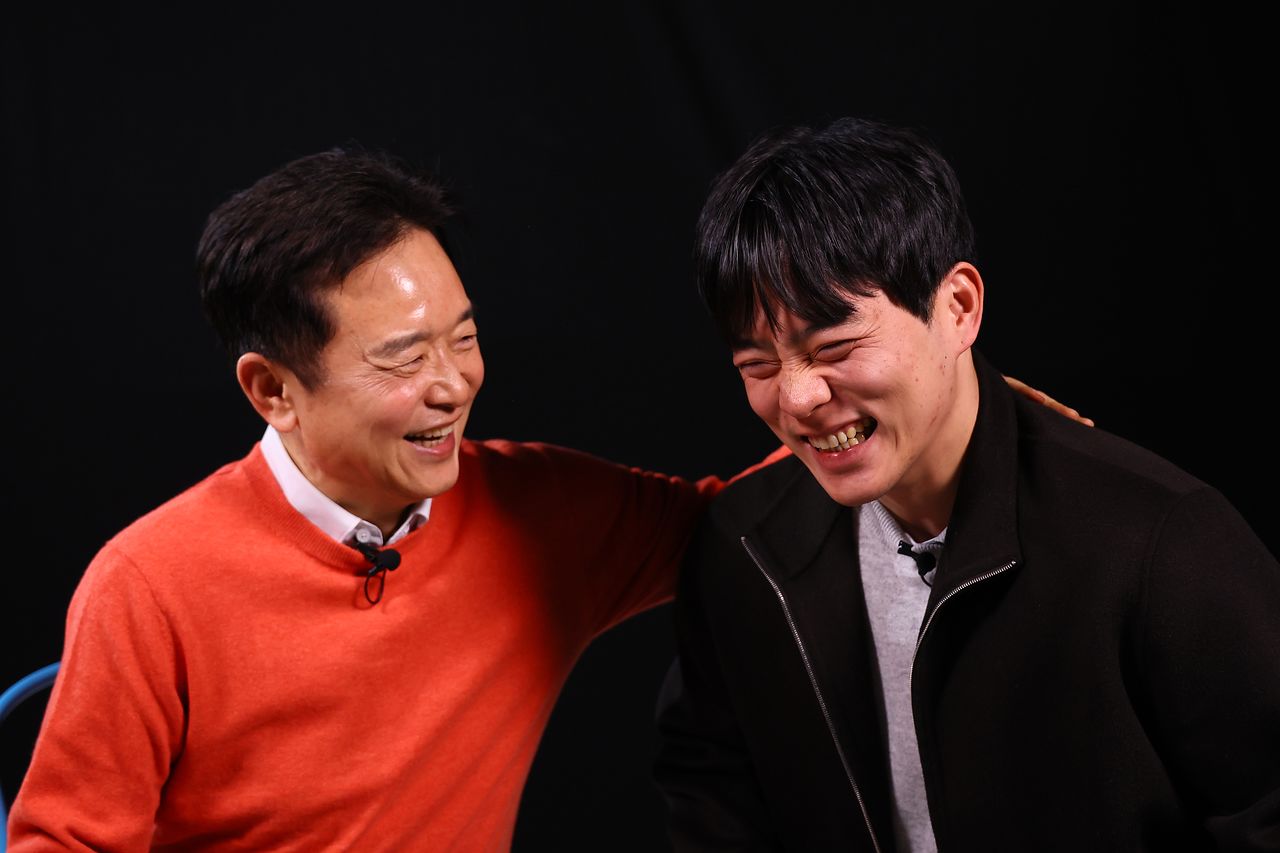 남경필 전 경기지사와 아들 주성 씨가 2025년 12월 3일 중앙일보 스튜디오에서 마주 앉아 심정을 밝히고 있다. 주성씨는 마약의 악마성을 경고하고자 더중앙플러스에 지난날의 고통과 후회를 털어놓았다. 남 전 지사는 말없이 아들의 어깨를 두드렸다. 김현동 기자 