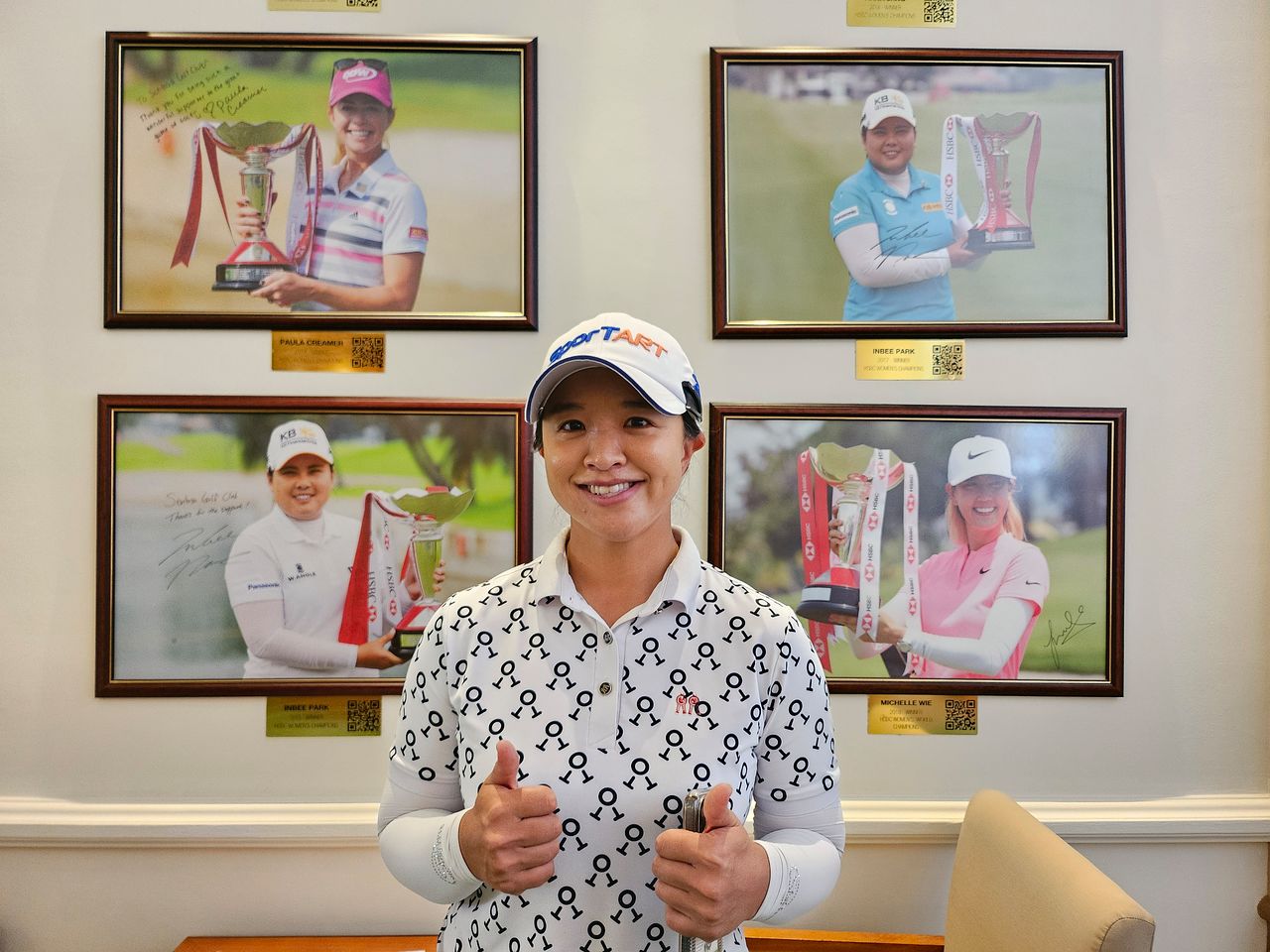 김세영이 27일 싱가포르 센토사 골프클럽에서 포즈를 취하고 있다. 이곳 클럽하우스에는 LPGA 투어 HSBC 여자 월드 챔피언십 우승자들의 사진이 걸려있다. 고봉준 기자