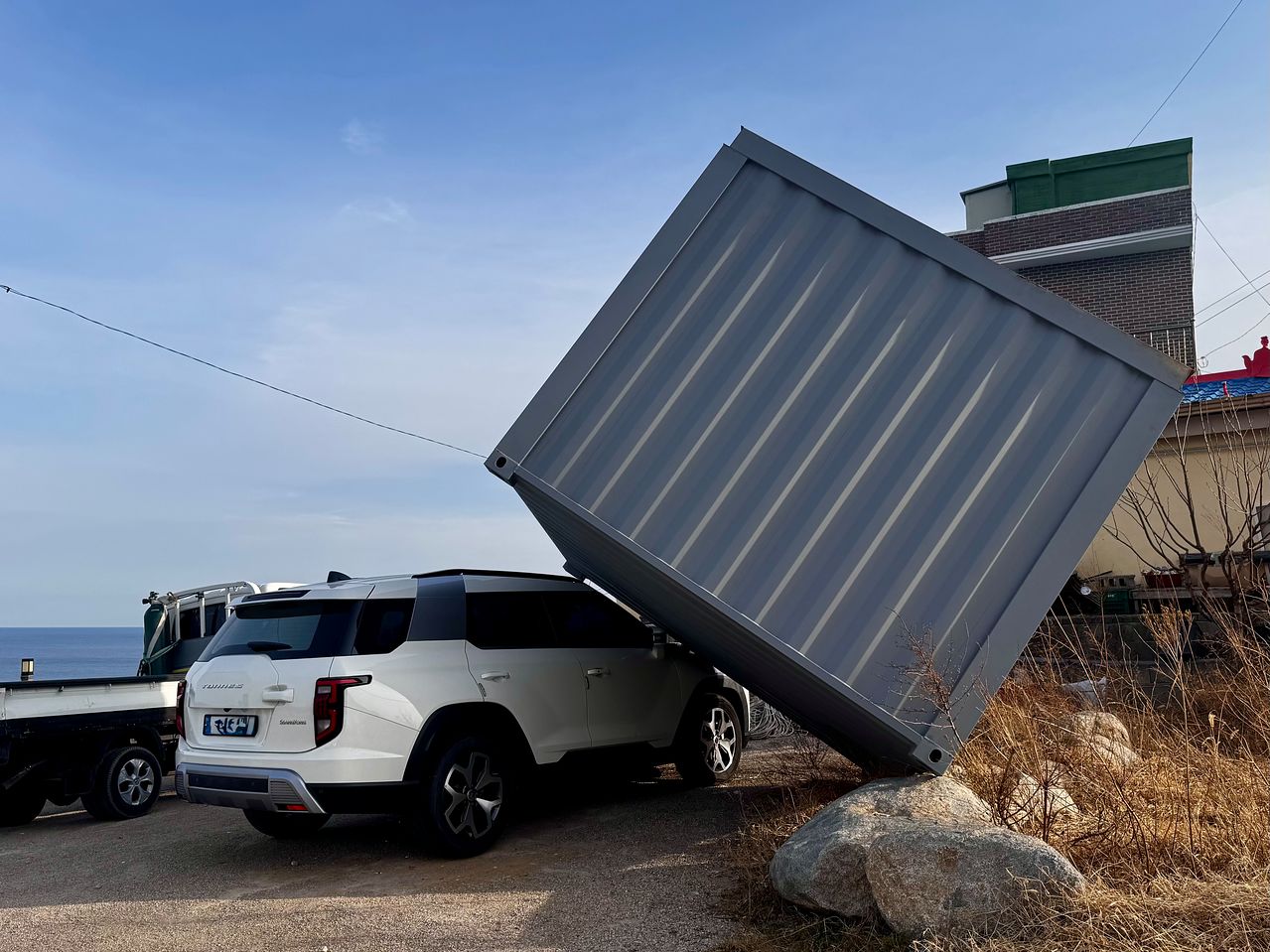 지난 2월 22일 경북 영덕에는 최고 초속 20m의 강풍이 불었다. 영덕읍 석리의 한 컨테이너가 바람에 뒤집혀 차를 차량을 덮쳤다. 이런 강풍은 산불 피해를 키운다. 김홍준 기자 