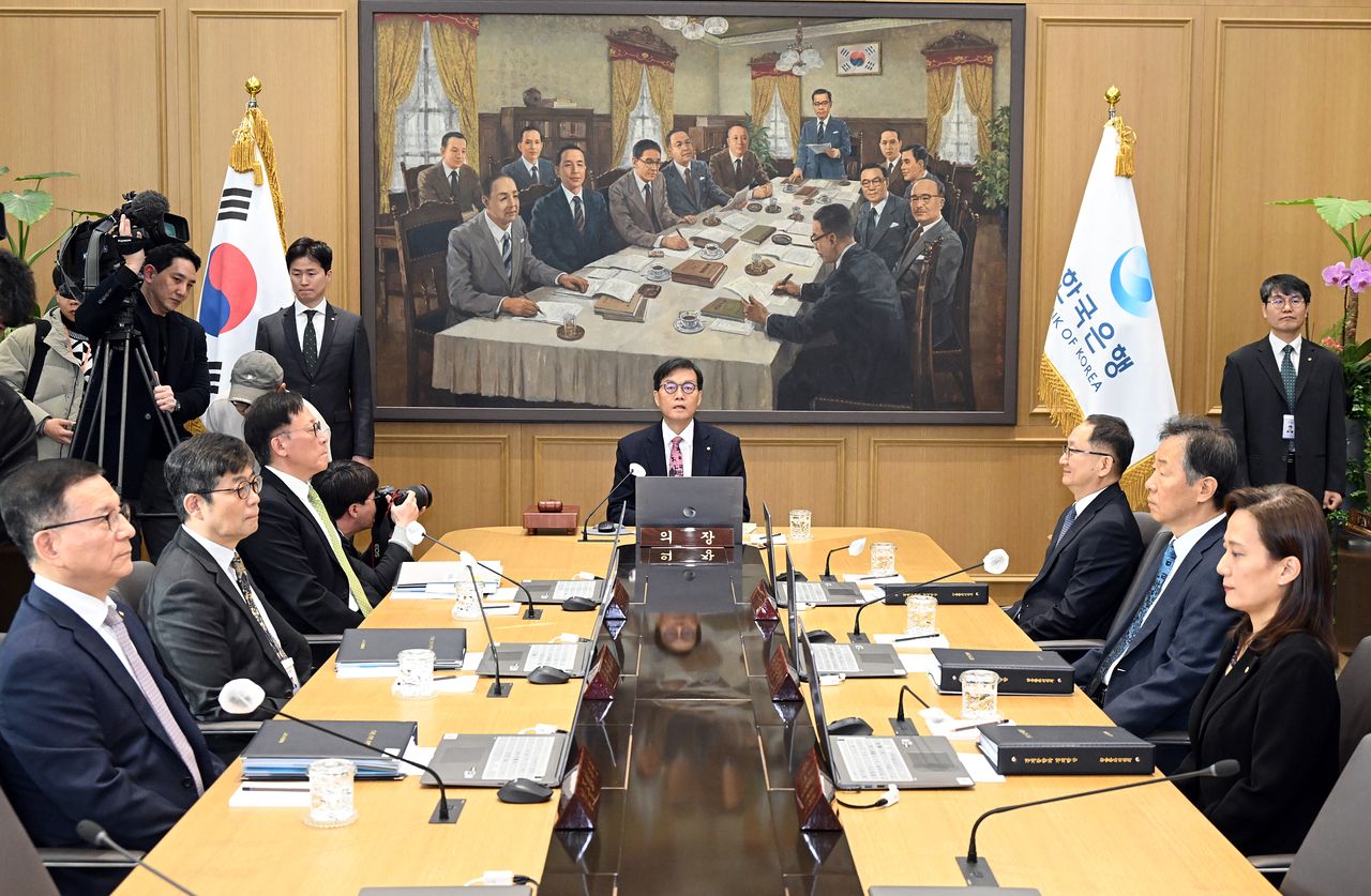 이창용 한국은행 총재가 26일 서울 중구 한국은행 본관에서 금융통화위원회 본회의를 주재하고 있다. 사진공동취재단