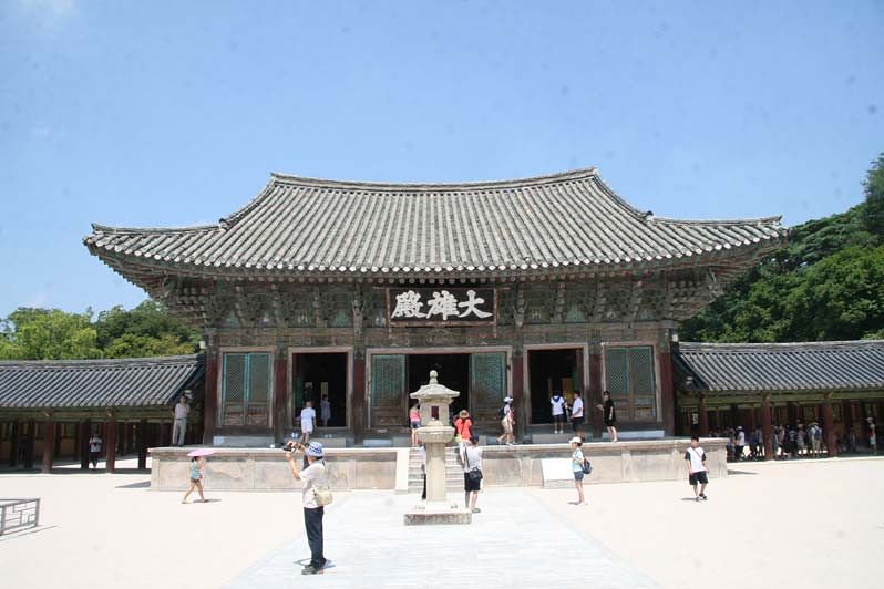 국가유산청 국립문화유산연구원의 2025년 중점 관리 대상 문화유산 모니터링 결과 경주 불국사 대웅전(보물)이 ‘보수’가 필요한 E등급으로 분류됐다. 국가유산청은 연내 해체 보수 공사를 한다는 계획이다. 사진은 불국사 대웅전. 사진 국가유산청