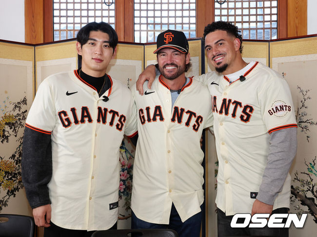 [OSEN=이대선 기자] 6일 서울 종로구 클래식고택 디토에서 미국 프로야구 메이저리그 베이스볼(MLB) 샌프란시스코 자이언츠 한국 방문 미디어데이가 열렸다. 이날 한국 문화 체험 행사에 샌프란시스코 자이언츠 이정후, 토니 비텔로 감독, 윌리 아다메스가 참석했다.이정후, 토니 비텔로 감독, 윌리 아다메스가 포토타임을 가지고 있다. 2026.01.06 /sunday@osen.co.kr