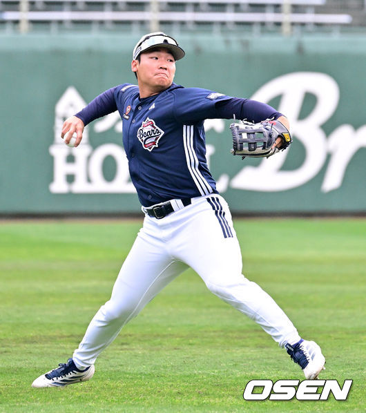 [OSEN=미야자키(일본), 지형준 기자] 두산 베어스가 25일 일본 미야자키 산마린 스타디움에서 일본프로야구 세이부 라이온스와의 구춘대회 첫 경기를 가졌다.이날 두산은 세이부에 3-6으로 패했다. 7회말 두산 김주오가 좌익수 플라이를 잡아 홈으로 재빨리 송구하고 있다. 2026.02.25 /jpnews@osen.co.kr